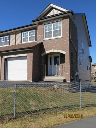 Family-Friendly End Unit | 3+Den | 4 Bath | Fenced Yard | Russel