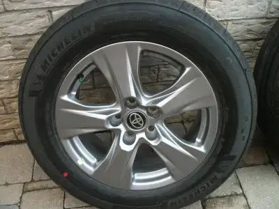 Toyota RAV4 OEM alloy rims mount on Michelin Primacy all season tires in excellence condition no scr...