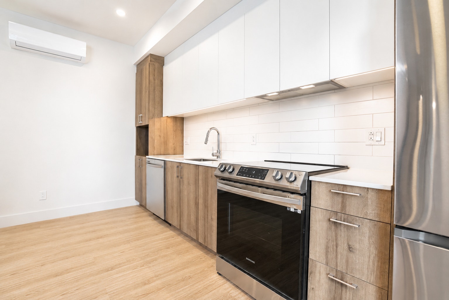 Spacious 2 Bed / 1 Bath Apartment in LaSalle for rent — photo 2
