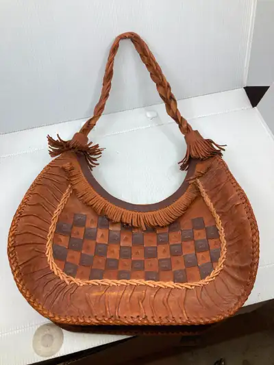 Il est en très bon état, et mesure 14" de largeur x 13" de hauteur.....Fabriqué à la main, tout en c...