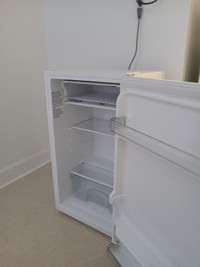Mini-fridge/bar fridge
