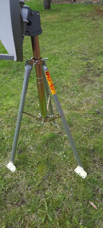 Shaw satellite dish with quad LNB, with or without tripod. in Video & TV Accessories in Kingston - Image 4