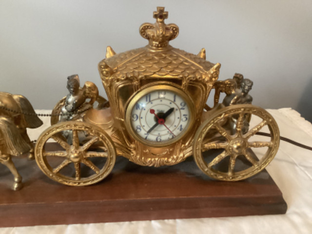 Vintage Clock in Arts & Collectibles in Hamilton - Image 2