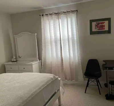 Private room - upper level 2 rooms available in a clean and quiet house located in Appel St. London,...