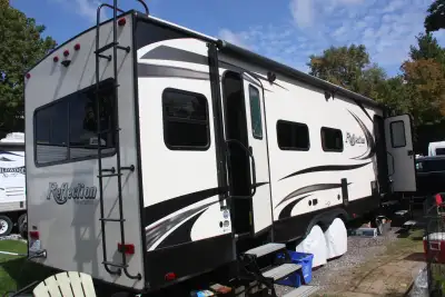 Grand Design Reflection travel trailer 287RLTS (32.7') -U-Shaped Dinette (converts to a bed) -Unobst...