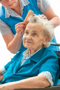 Hair care for seniors in their home 