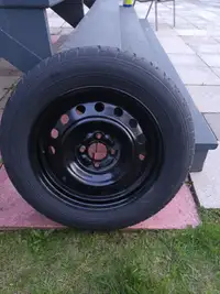 Un pneu d'ete avec rimes 15 pouce a 4 troue