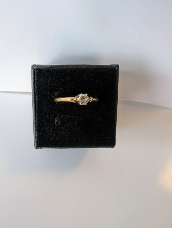 Women's 14K Gold Diamond Solitaire Ring ~Size 7 in Jewellery & Watches in Hamilton