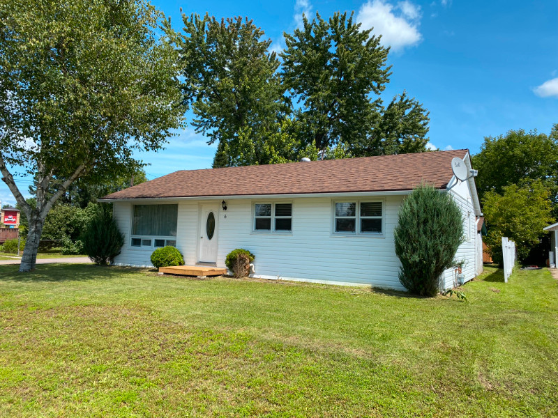 Cozy 3 bedroom home on a corner lot with large backyard! Long Term