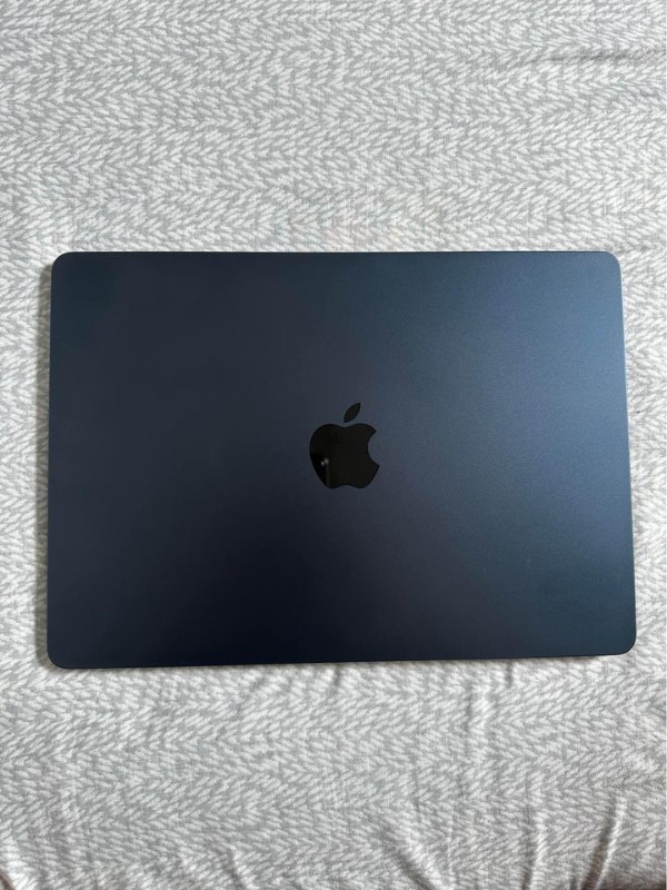 2023 MacBook Air M2 8GB RAM 256GB SSD Midnight Blue MINT 15inch in Laptops in Edmonton - Image 2