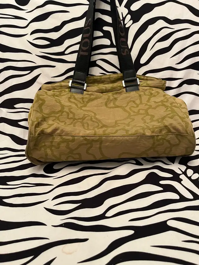 TOUS camouflage nylon tote bag in Women's - Bags & Wallets in City of Toronto - Image 8