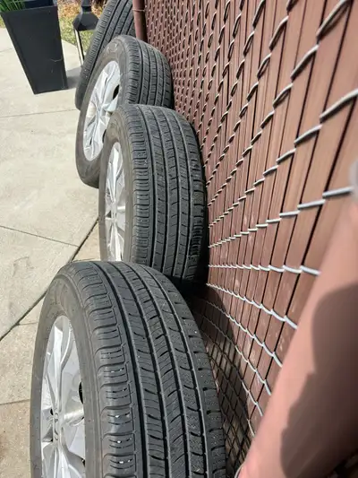 Pneus d’été comme neufs sur MAGS Honda. Étaient sur un CRV
