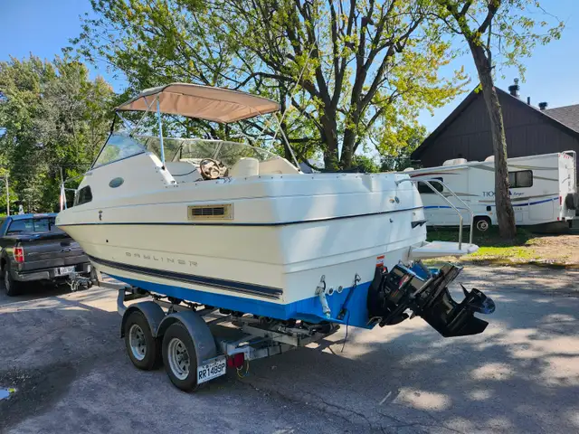 2002 Bayliner Siera Classic 2252,  22.5ft cruiser in Powerboats & Motorboats in City of Montréal - Image 4