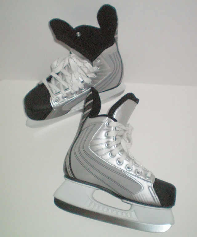 Bauer 22 Hockey Skates Youth Size 3 in Skates & Blades in London - Image 2