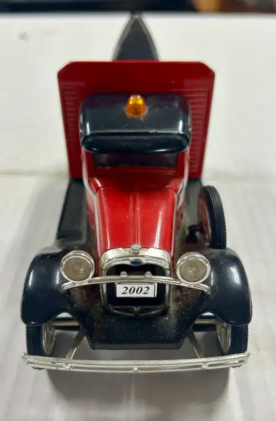 Voici une remorqueuse Ford modèle À édition 2002 en métal moulé sous pression qui est un ajout charm...