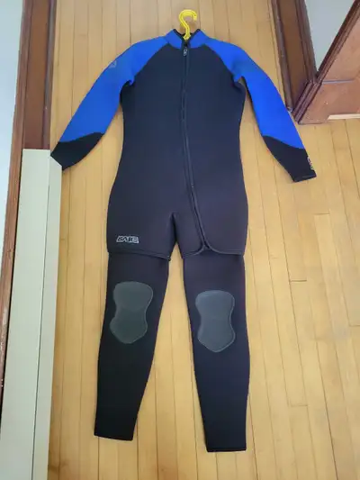 Used approximately 4 times. Older style 7mm suit, warm and in great shape.