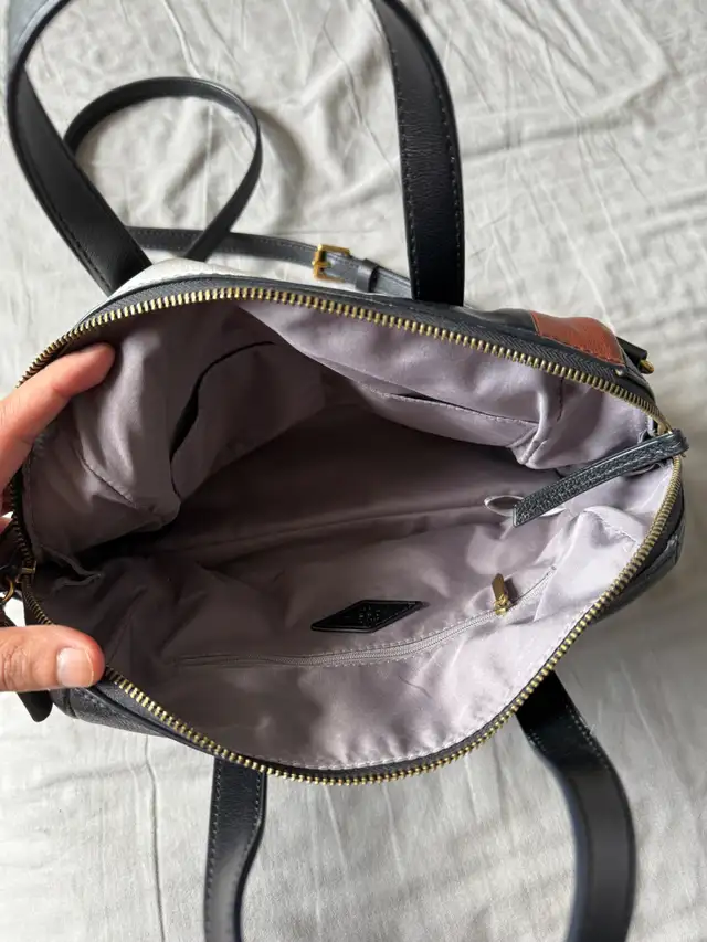 Woman's Hand Bag ( Fossil ) - Almost Brand New / Used only once in Women's - Bags & Wallets in City of Toronto - Image 4