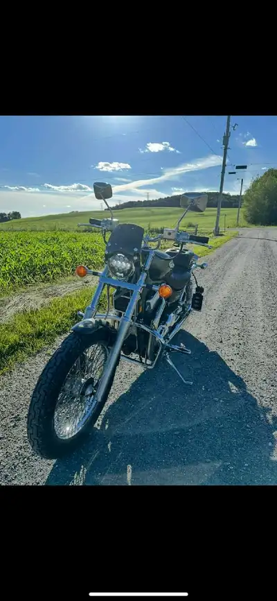 Suzuki intruder 1400cc 78hp -Année: 2000 -kilométrage: 42000km -Couleur :vert Forest et gris -Pneu:...