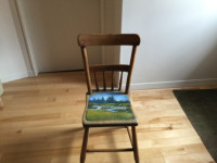 ANTIQUE:  Petite chaise de bois, peinte par une artiste