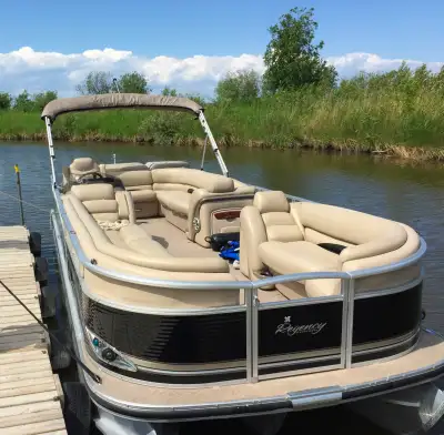 Performance Tritoon from Sun Tracker : Designed with triple logs and lifting strakes for better spee...