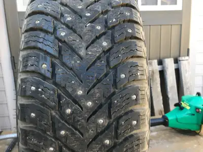 SELLING MY STUDDED HAKKAPELIITA 10 SUV , OFF RAV4 (225X65X17)USED FOR 1 SEASON AND PUT IN STORAGE ,...