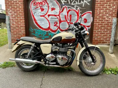 Selling my beloved 2011 Triumph Bonneville T100 — finished in the ultra-rare Chocolate Brown & Cream...