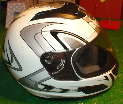 Bonjour, je vends un casque XL de PHX jamais accidenté. En bonne condition. Merci de votre intérêt!...