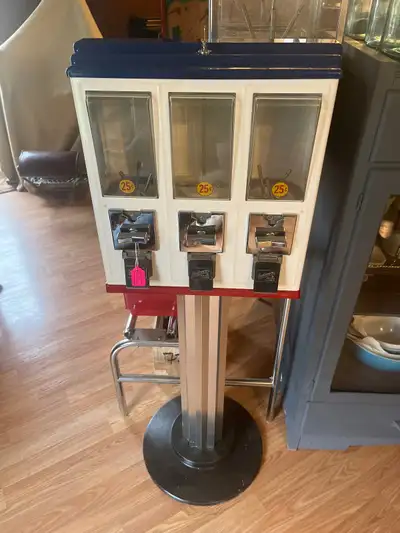 *** Vintage Northwestern Triple Play Candy Machine *** Vending machine is in great shape overall. 2...