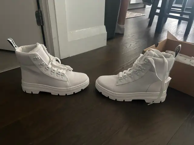 Dr. Martens Combs W Boots — White Canvas Hiker Style - US 8 W Sz in Women's - Shoes in City of Toronto - Image 5