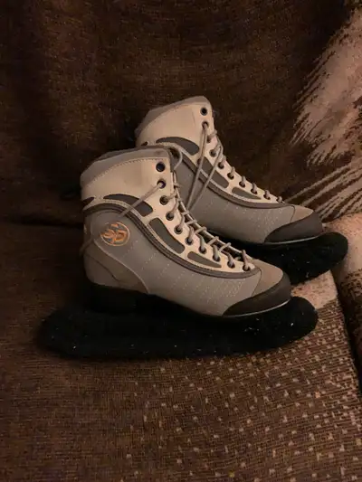 Women’s skates CCM size 6, View more