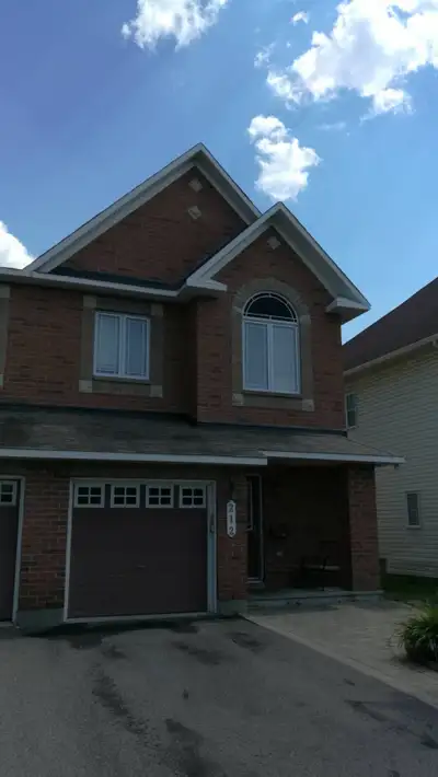 Beautiful End Unit Townhouse for Rent in Barrhaven $2500/month (utilities not included) LOCATION: -...
