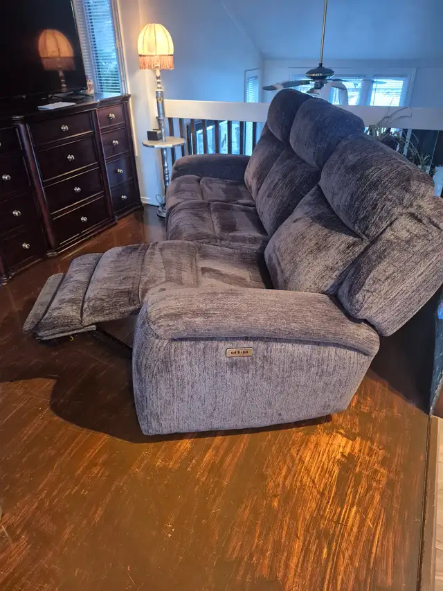 Meuble/canape 3 trois places acheter aout 2025 chez Brick in Couches & Futons in City of Montréal - Image 4