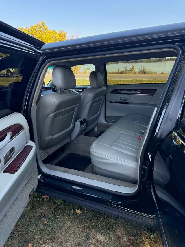 2004 Lincoln Town Car Executive Limousine by Federal63749390192003124