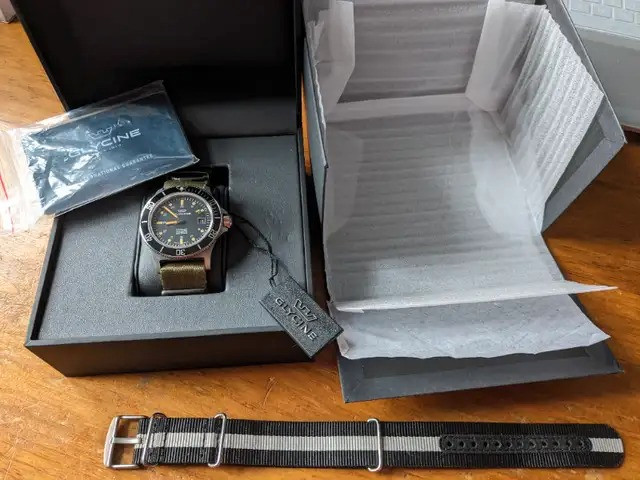 Glycine Combat watch extra strap box and papers EXCELLENT 42mm dans Bijoux et montres  à Longueuil/Rive Sud