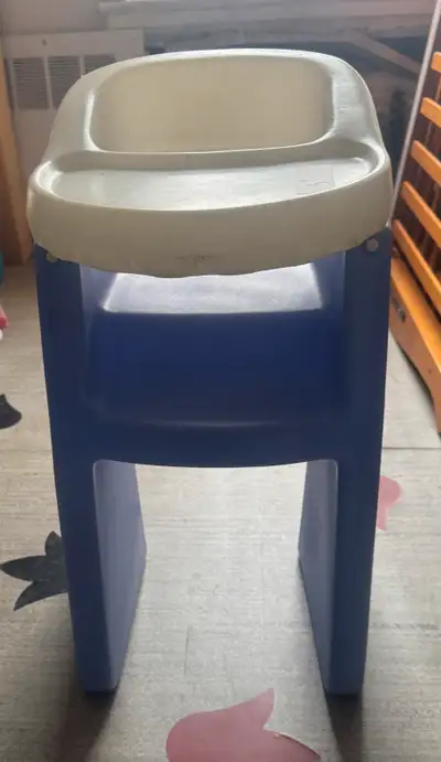 Chaise haute pour les poupées. De marque Little tikes Un peu de crayon sur la tablette.