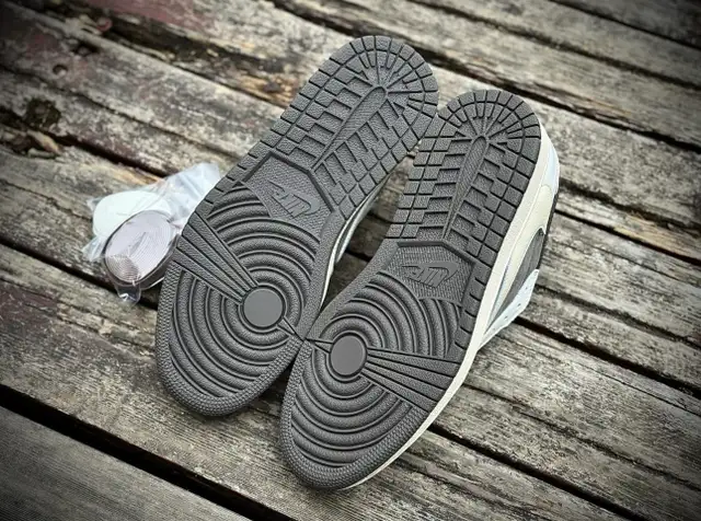 Jordan 1 Retro Low SP Travis Scott Reverse Mocha  in Men's Shoes in Mississauga / Peel Region - Image 9