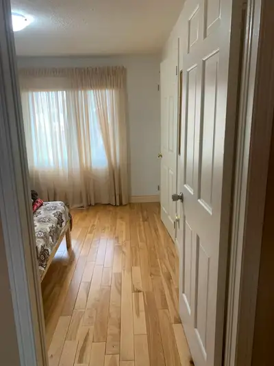 A furnished single room is available for rent on the upper level of a house in Brampton, convenientl...