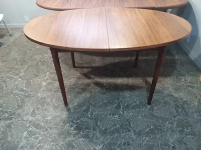 Table de cuisine ovale en teck mid century moderne restaurée, View more