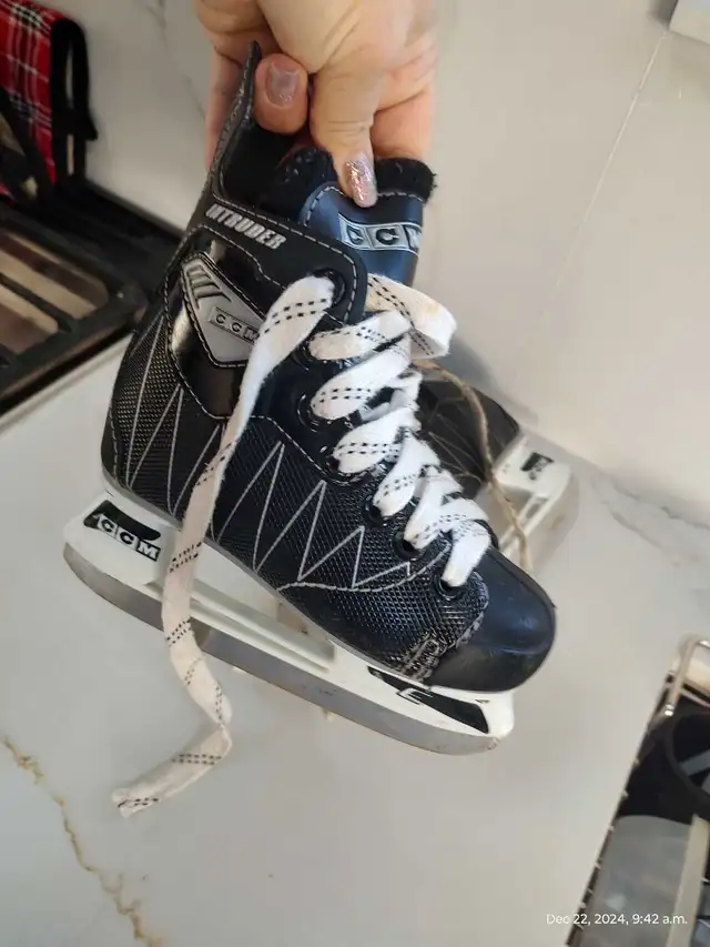 boys' skates size 10 J in Skates & Blades in Oakville / Halton Region - Image 3