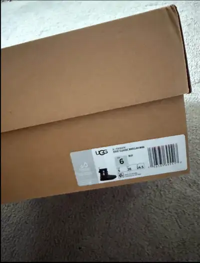 These Ugg Kids Classic Brellah Mini boots, size 6, are waterproof and perfect for keeping little fee...