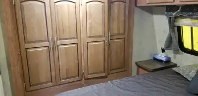 Flagstaff Superlite 26 RLWS. for sale. Corigan counter top with solid hickory cupboards. Loads of cu...