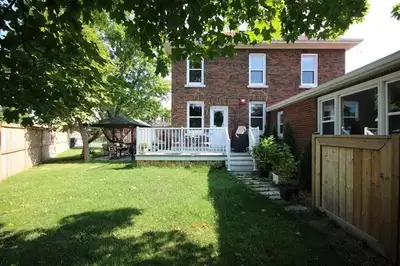 2 BEDROOMS IN A QUIET AIR CONDITIONED HOUSE