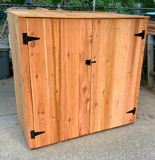 Weather treated Cedar clad storage box dans Outils d'extérieur et entreposage dans Sarnia - Image 2