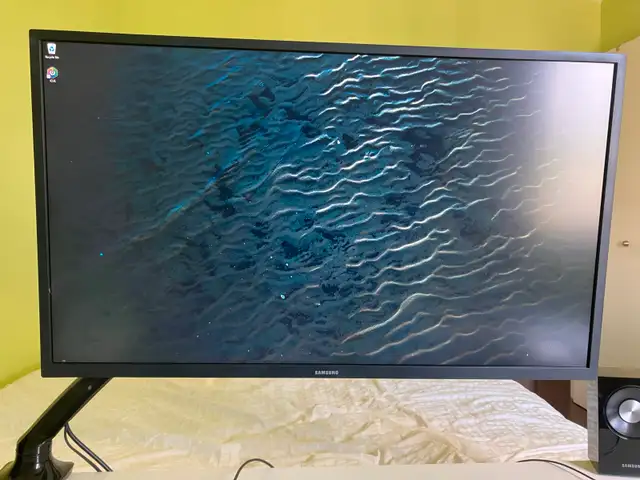 Samsung 32” 4k monitor with hydraulic stand in TVs in Ottawa - Image 2