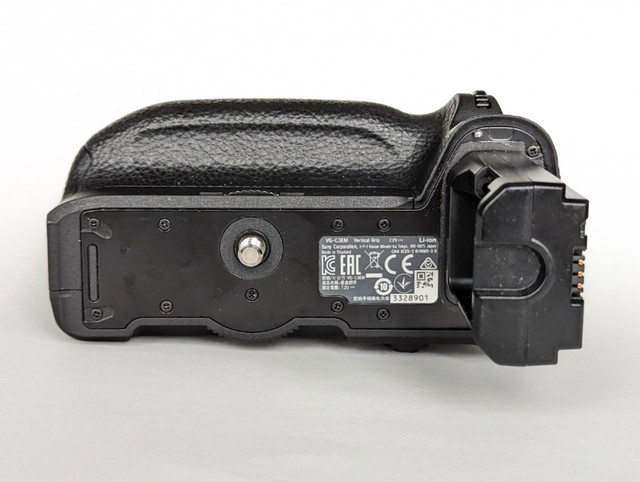 Sony vertical grip for A73/A7R3/A91 in Cameras & Camcorders in Edmonton - Image 2