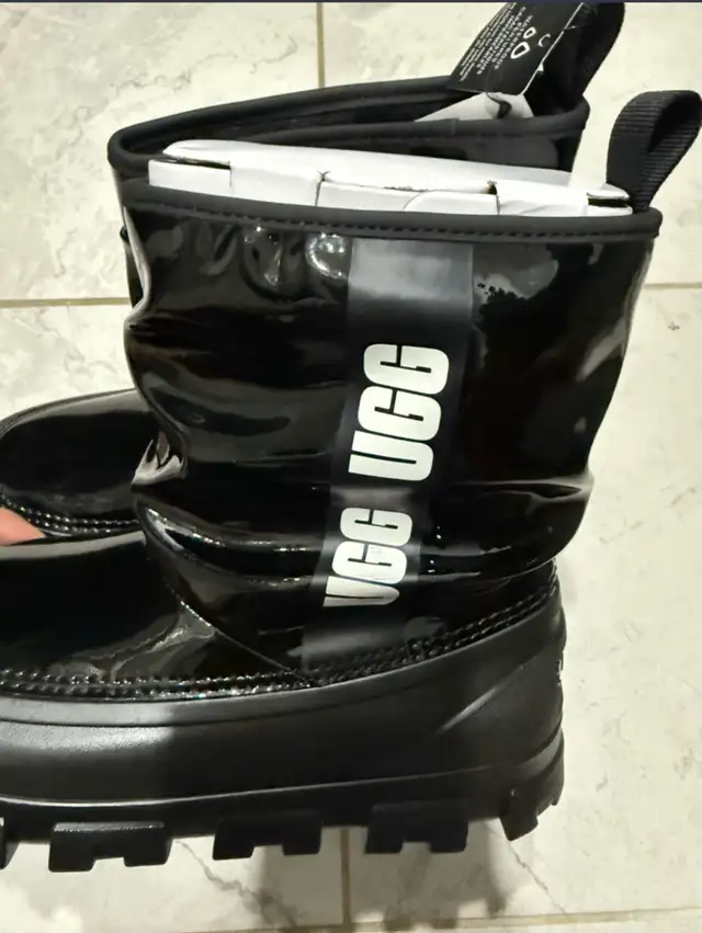 UGG Kids Boots in Kids & Youth in Oakville / Halton Region - Image 3