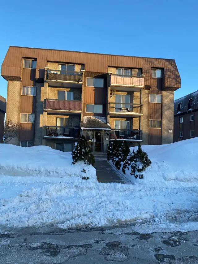 Grand 5 1/2 à louer