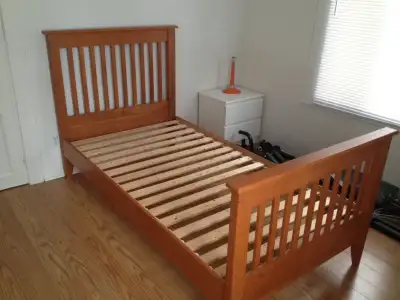 Base de lit simple avec tête et pied. Modèle COLLEGE WOODWORK, (Fabriqué au Canada) de qualité! Fabr...