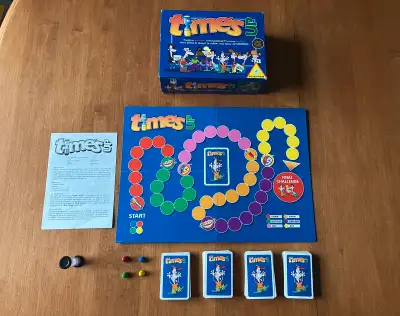 Jeu Time’s Up de Piatnik en Francais, complet. Ce jeu est complet et en excellent état. La boîte a u...
