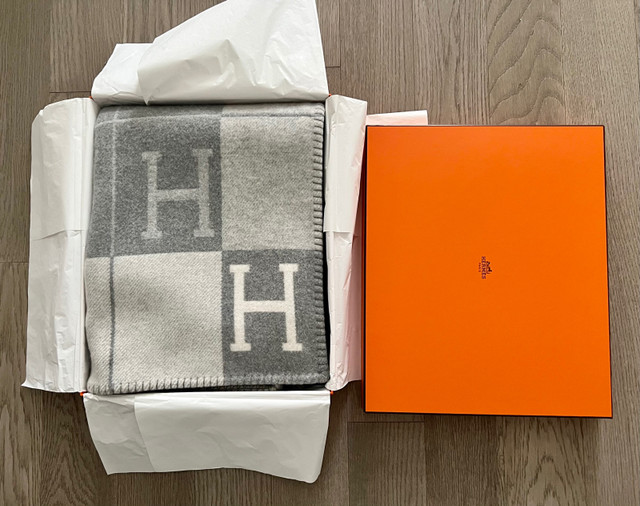 Hermes Avalon III Throw Blanket Grey - New & Authentc… dans Femmes - Sacs et portefeuilles  à Ville de Toronto